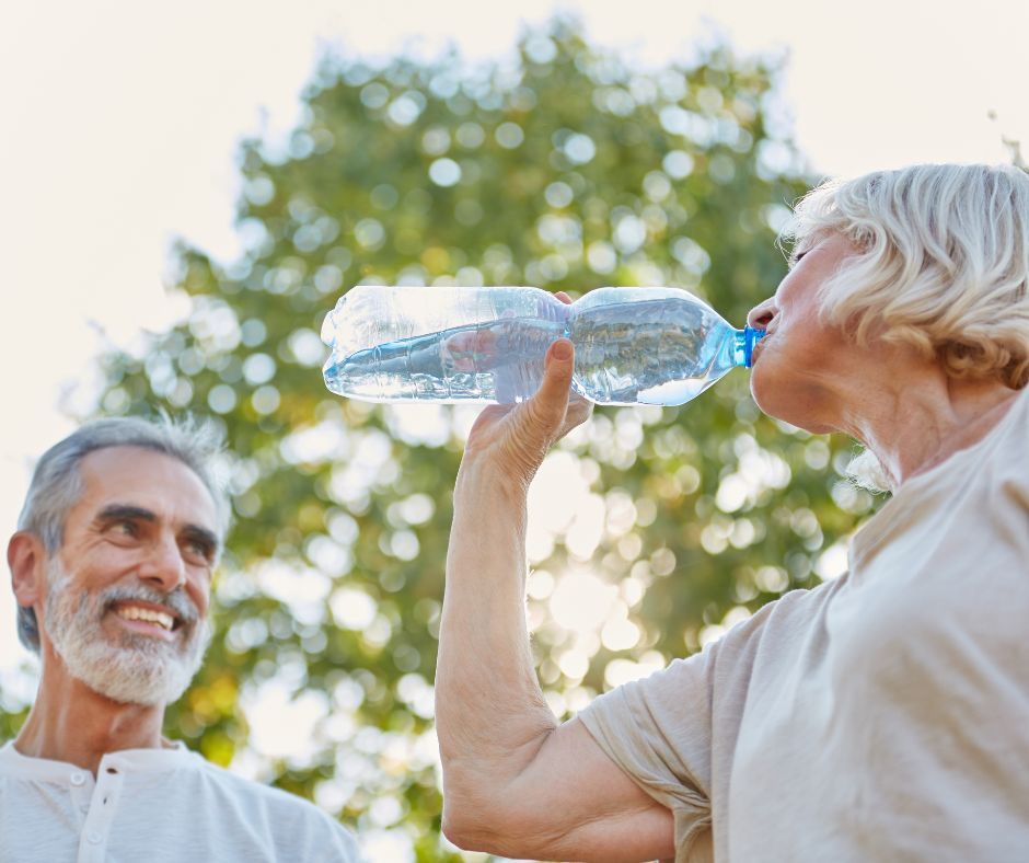 Seniorzy piją wodę