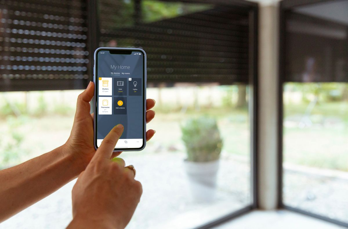 Jak technologia może upraszczać codzienność i dawać większe poczucie kontroli – czyli smart home bez obaw