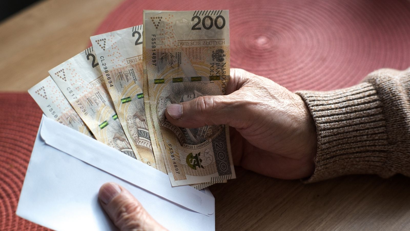 Jeszcze wyższa 14. emerytura. 225 zł czeka na tych, którzy złożą ten formularz w ZUS