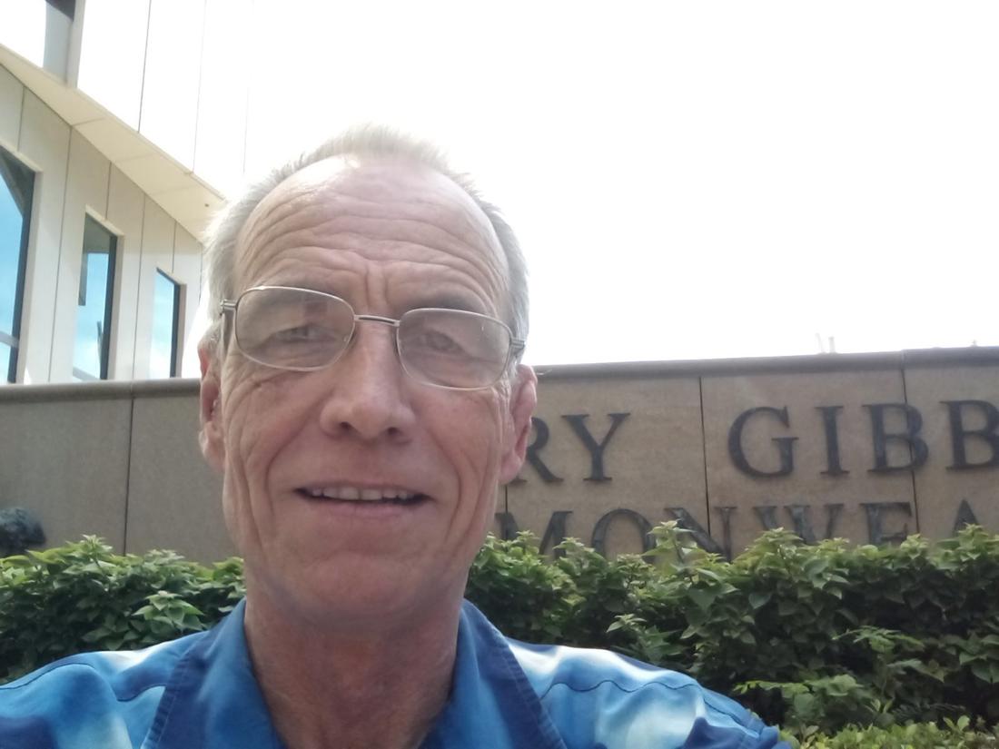 Nieślubny syn Karola III i Camilli przerywa milczenie. To zdjęcie ma być dowodem na uderzające podobieństwo!