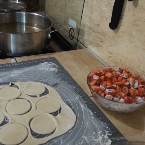 Henia podzieliła się przepisem na pierogi z truskawkami. Proporcje są mistrzowskie