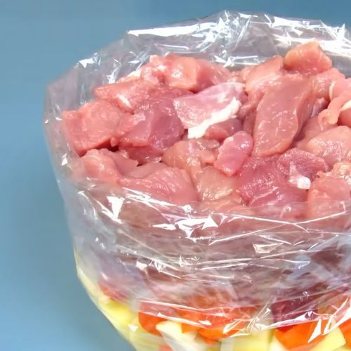 Pakuję mięso i warzywa do rękawa, wlewam sos i wkładam do piekarnika. Taki obiad to hit w moim domu