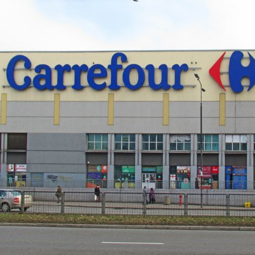 Sklep Carrefour widoczny z zewnątrz