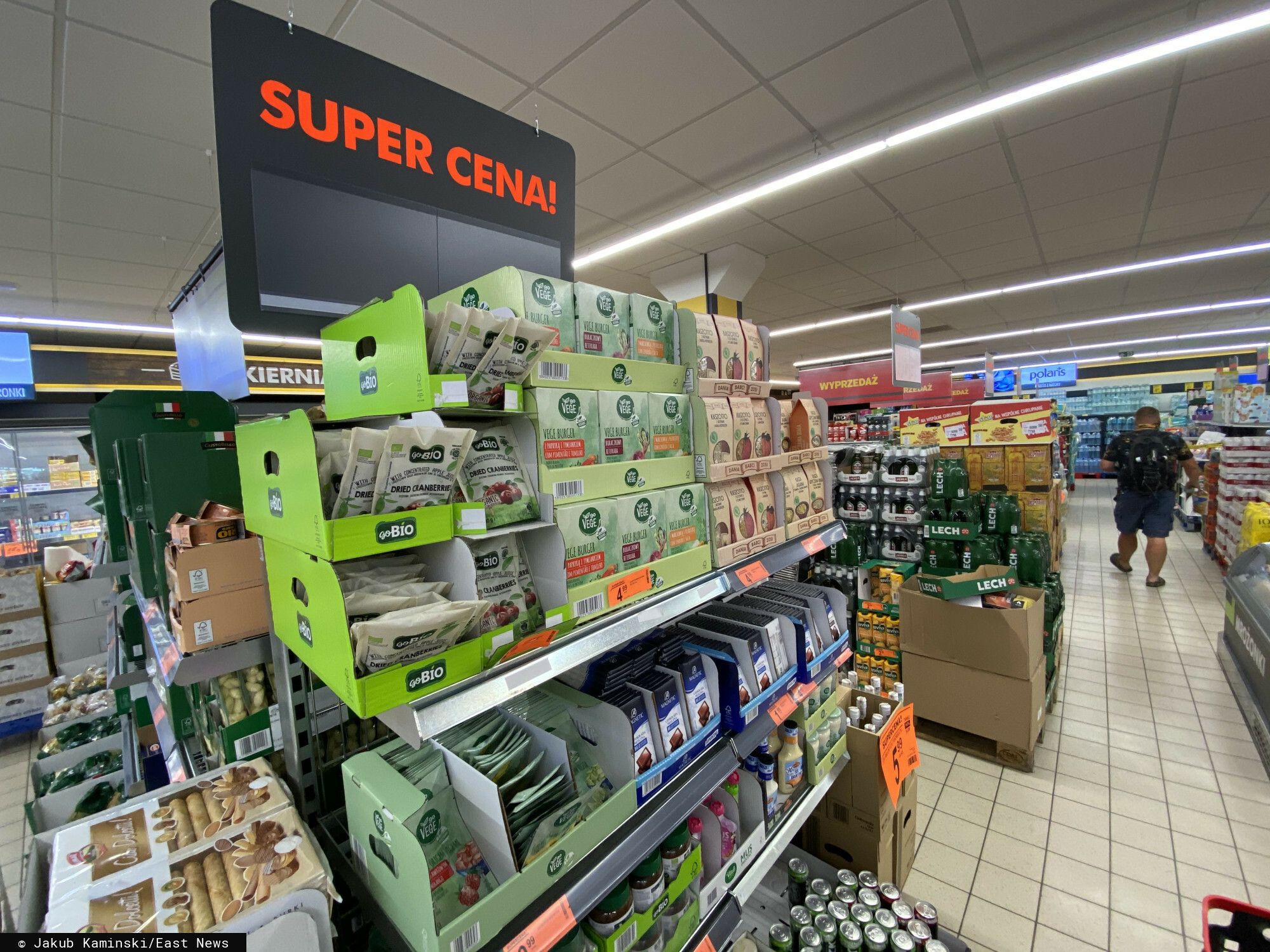 Biedronka rozdaje gratisy i ostro tnie ceny. Te promocje robią teraz furorę