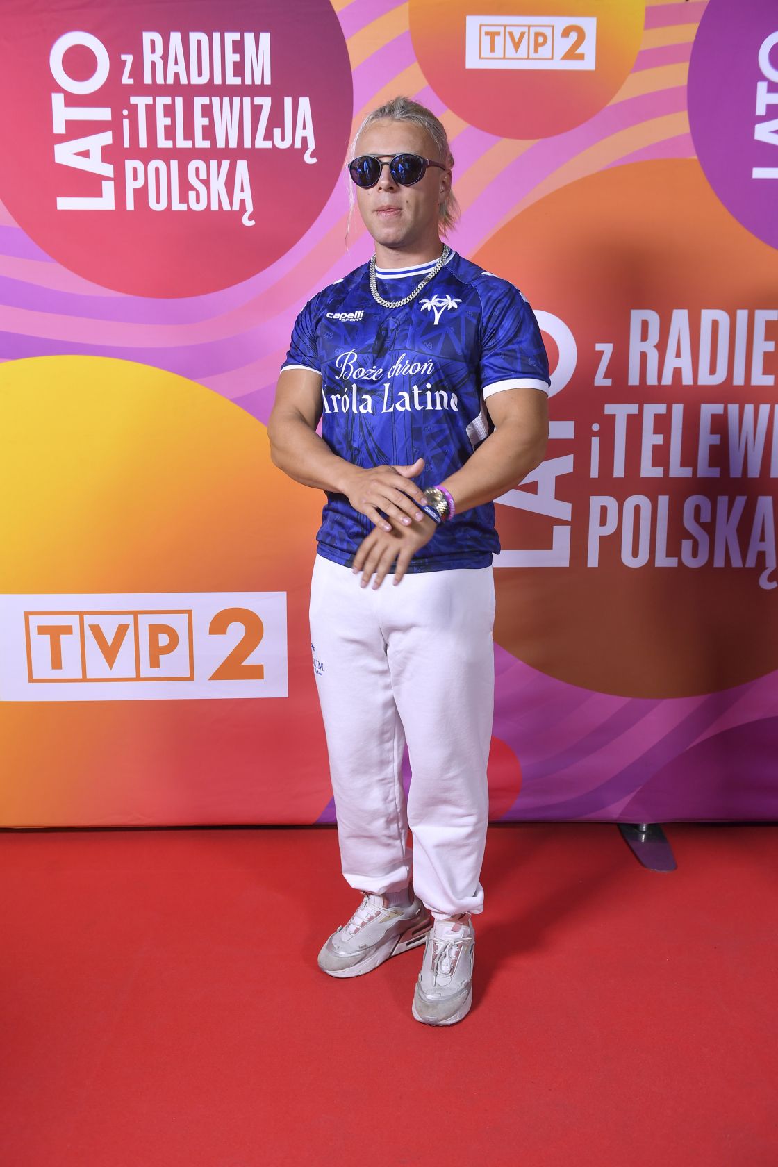 Skolim wskoczył na scenę i zrobił niezły show. Fani zdziwieni jego stylizacją