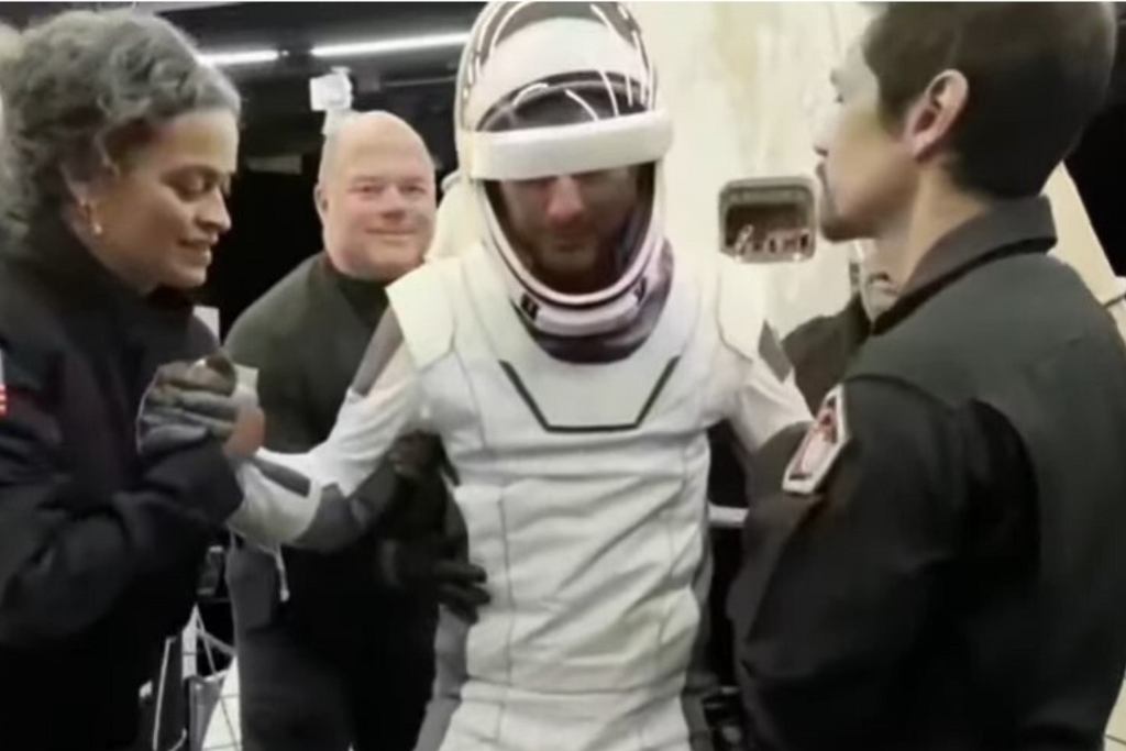 Uznański postawił pierwsze kroki na Ziemi. Pilnie zajęli się nim lekarze