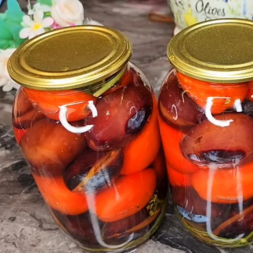 Upchaj pomidory i śliwki w słoikach. To moje ulubione przetwory