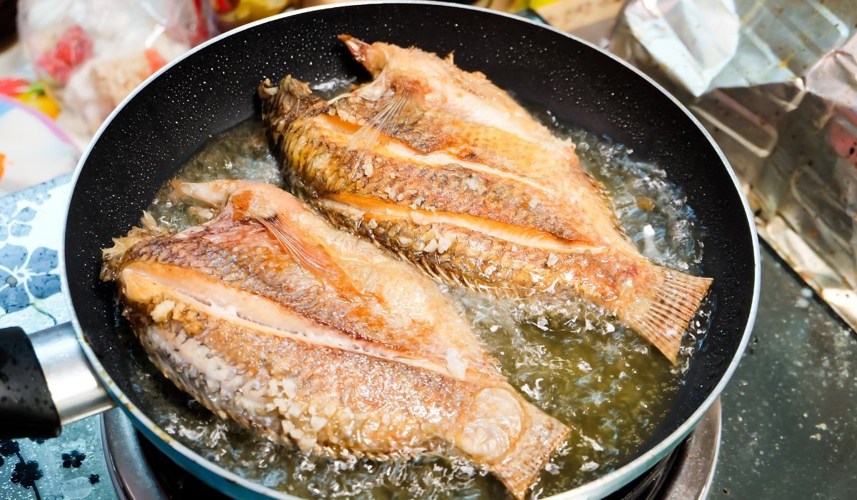 Zasyp patelnię i połóż rybę. Nigdy nie usmażysz ryby inaczej