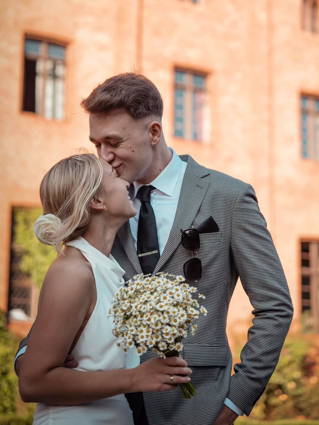 Gwiazda TVN pokazała zdjęcia ze ślubu. "Płaczę ze szczęścia". Fani zaskoczeni