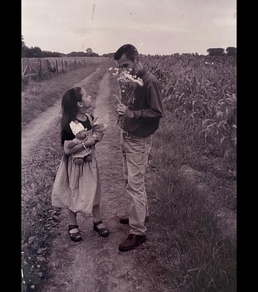 Tę uroczą dziewczynkę zna dziś cała Polska. Historia zdjęcia sprzed lat porusza do łez