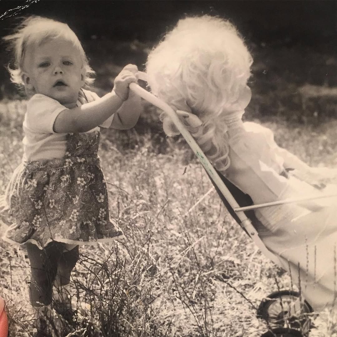 Tę uroczą dziewczynkę zna każdy Polak. To ikona. Mało kto poznaje ją na zdjęciu sprzed lat