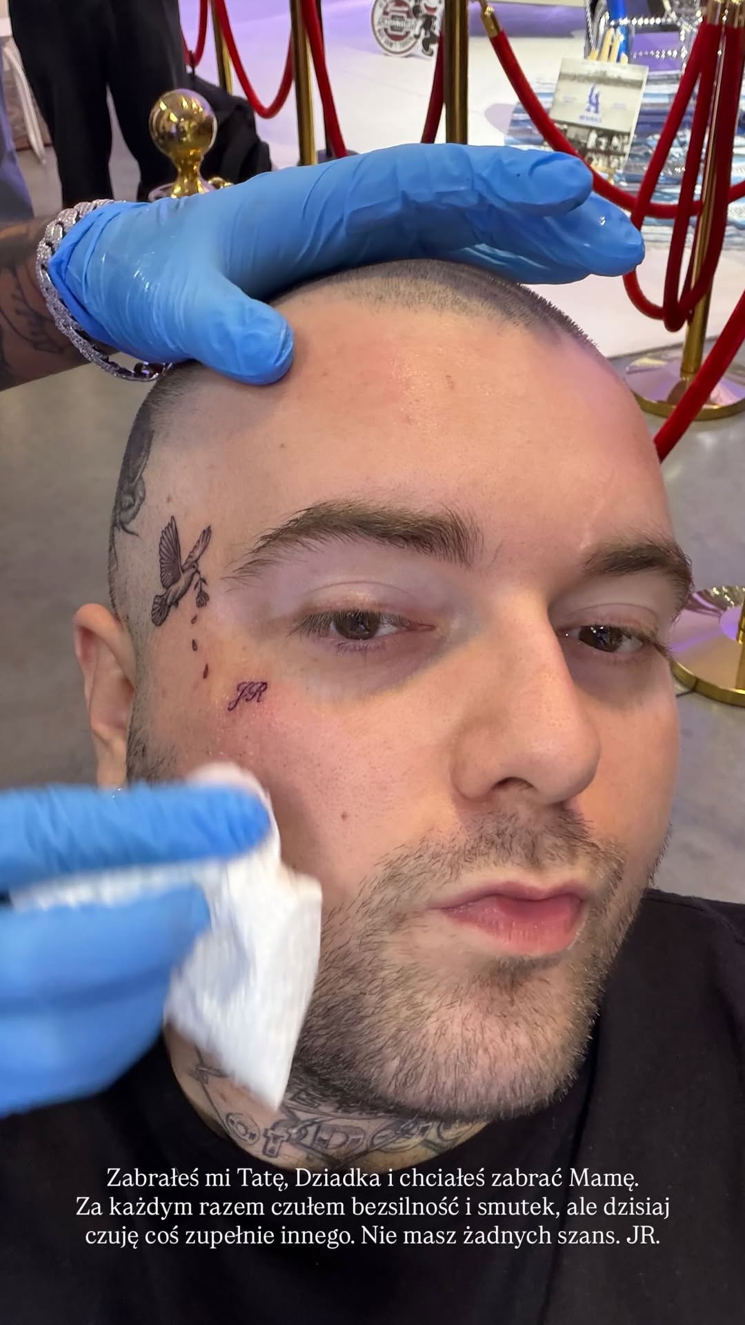 Bedoes zrobił tatuaż na twarzy. Obiecał to podczas zbiórki, mamy zdjęcie