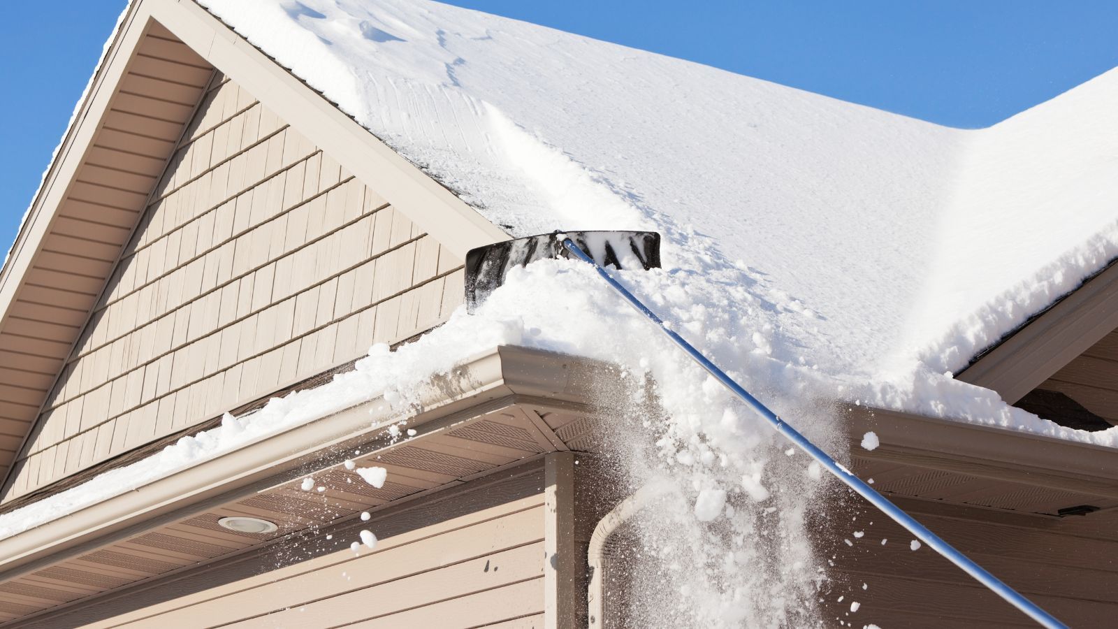 Kary za nieodśnieżenie dachu mogą słono kosztować. Właściciele nieruchomości powinni wiedzieć