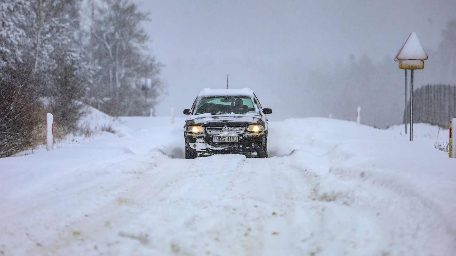 Zasypane drogi i brak dojazdu do pracy – co na to prawo? Wyjaśniamy