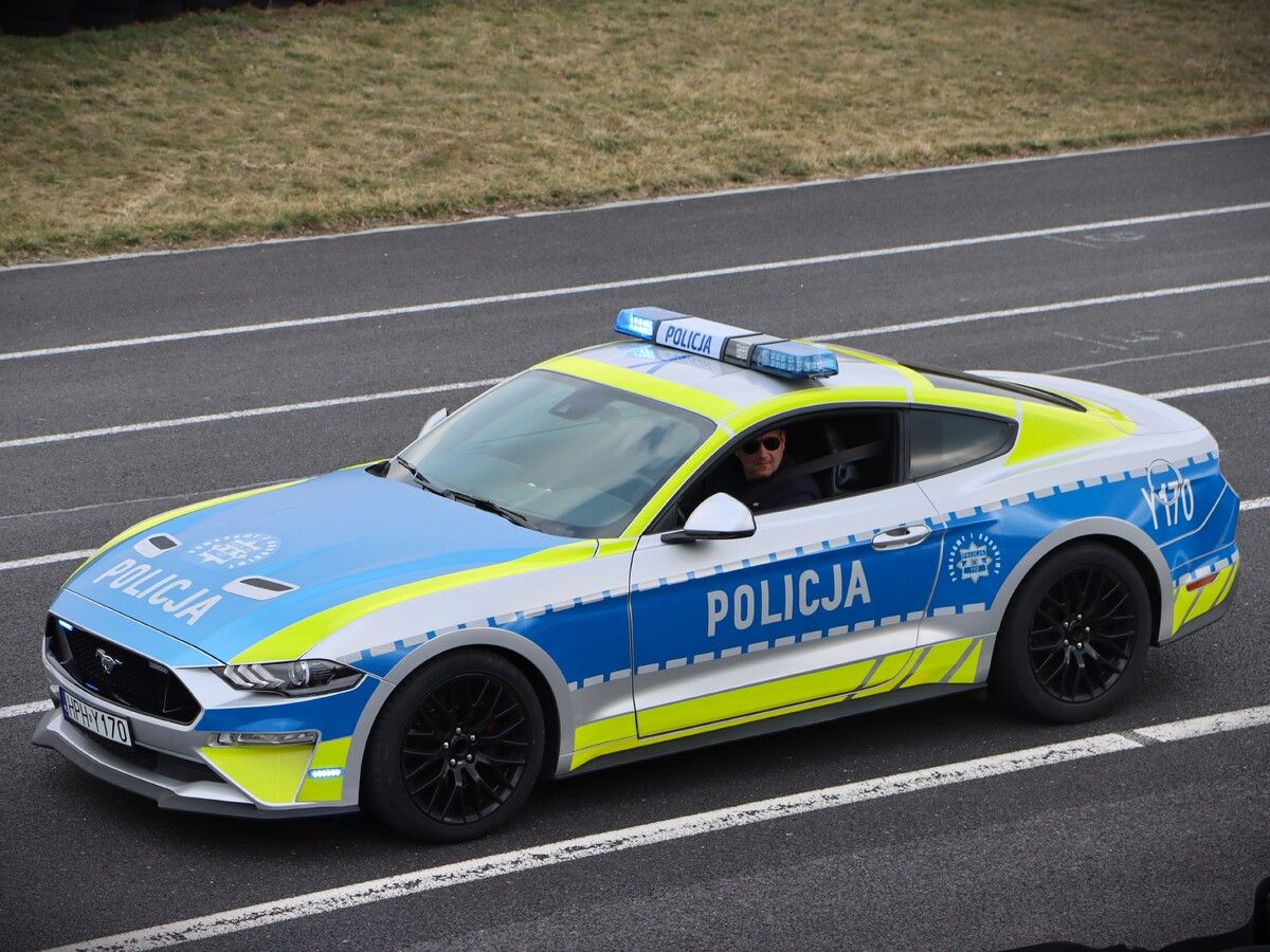 Policja w Radomiu z nowym radiowozem. Tego w Polsce jeszcze nie było, to sportowy Mustang 