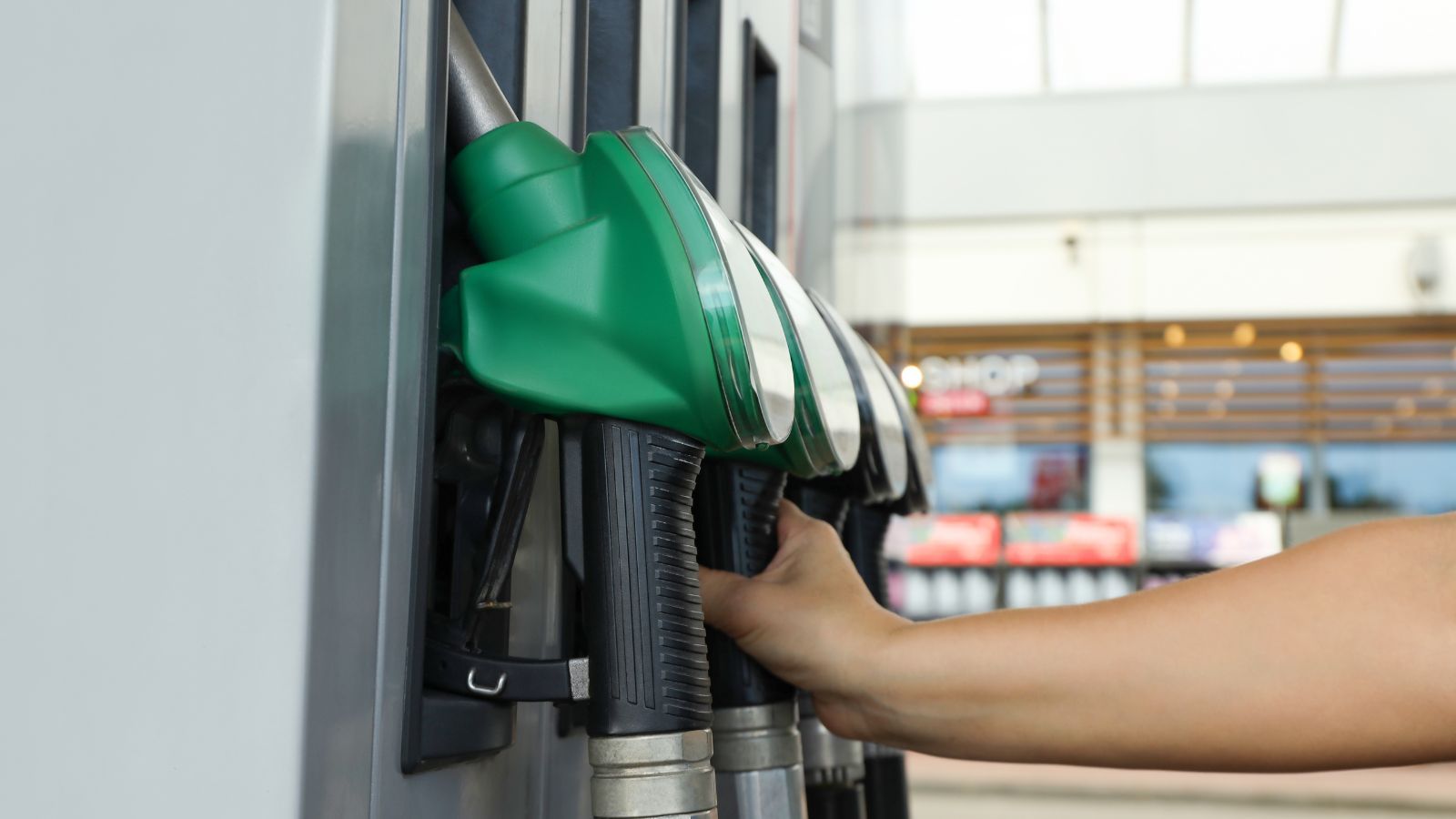 Ceny paliw w górę, za tyle teraz tankują Polacy. Kierowcy obawiają się coraz wyższych podwyżek