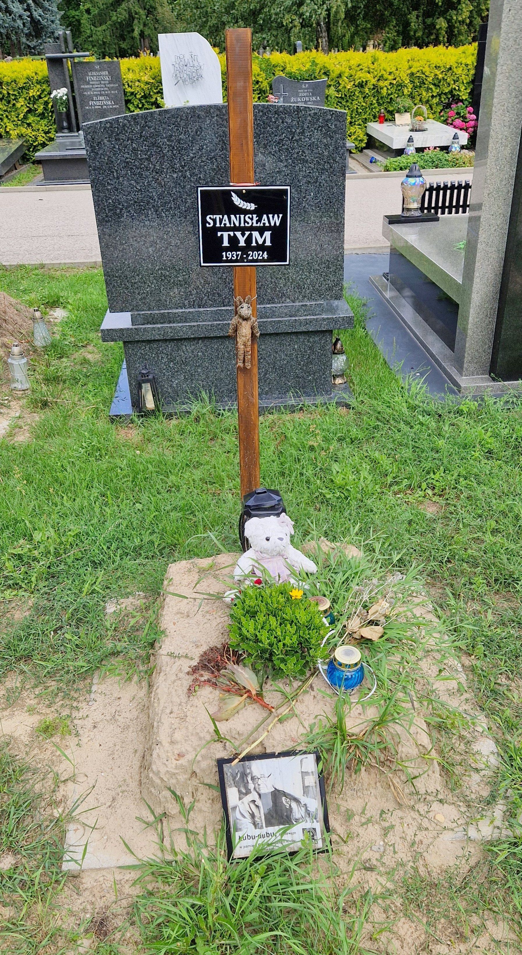 Zaskakujący widok na grobie Stanisława Tyma. To trwa już od miesięcy