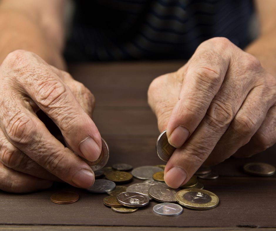 Starsza kobieta liczy pieniądze