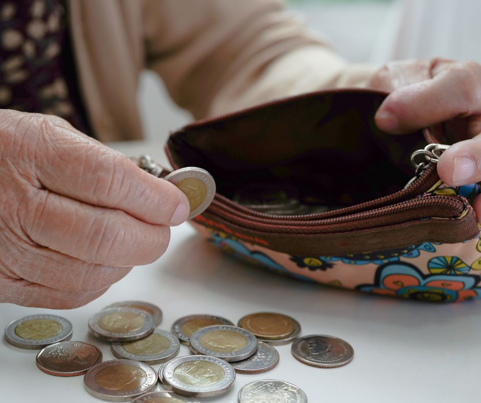 Starsza kobieta liczy pieniądze