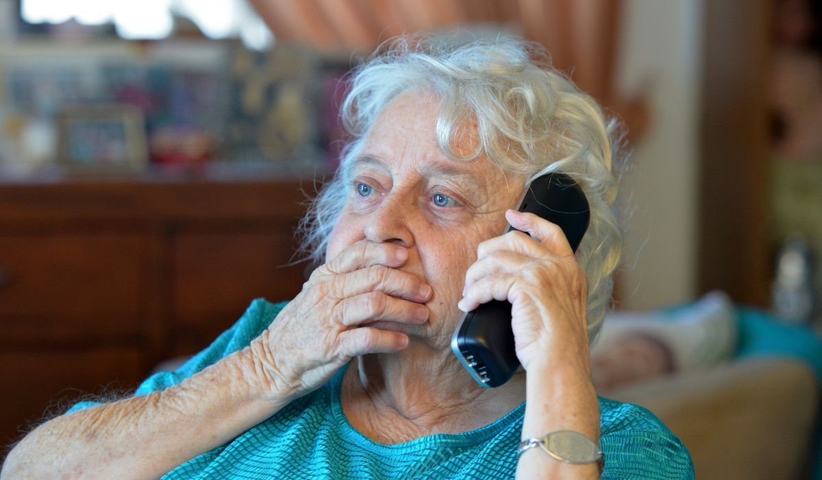 Starsza kobieta z telefonem