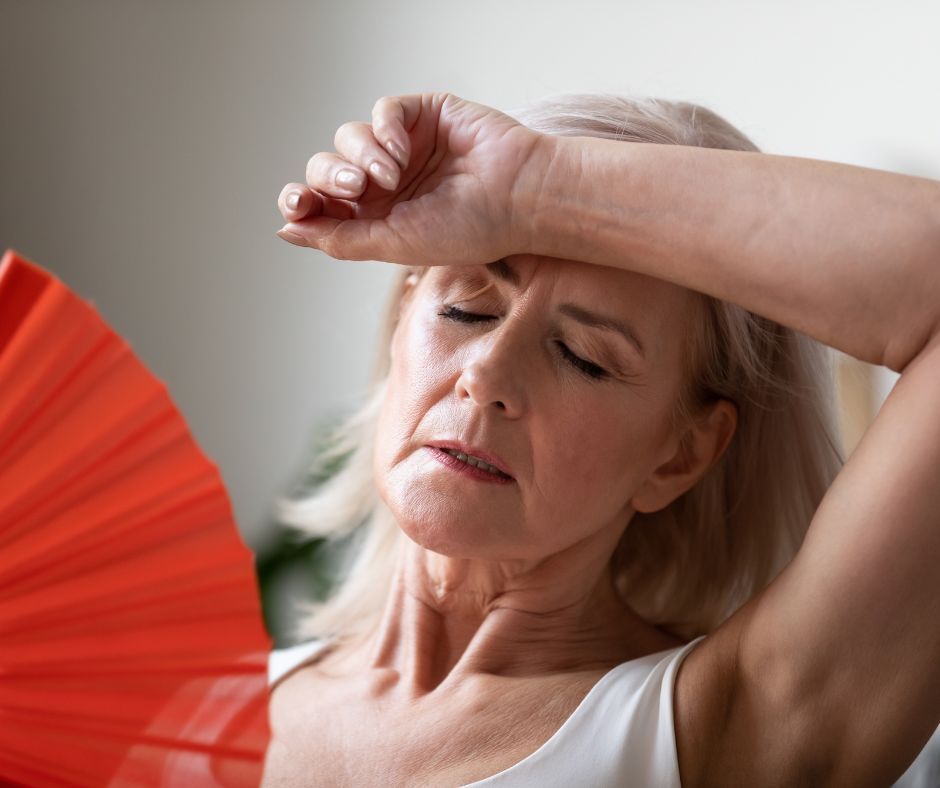 Starsza kobieta z wachlarzem, gorąco, menopauza