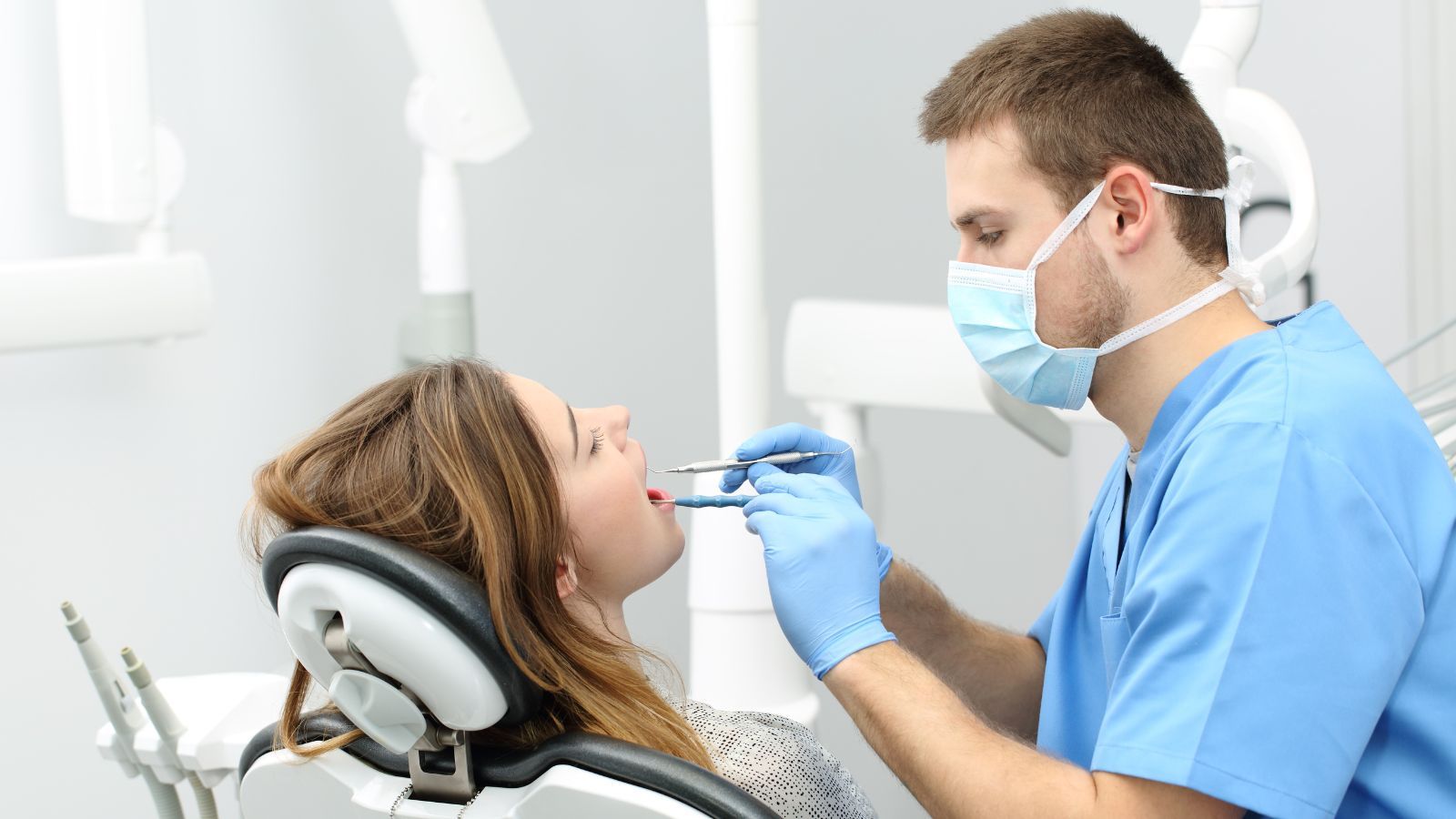 Tę usługę dentysta wykona całkowicie za darmo na NFZ. Wielu Polaków nie ma o tym pojęcia