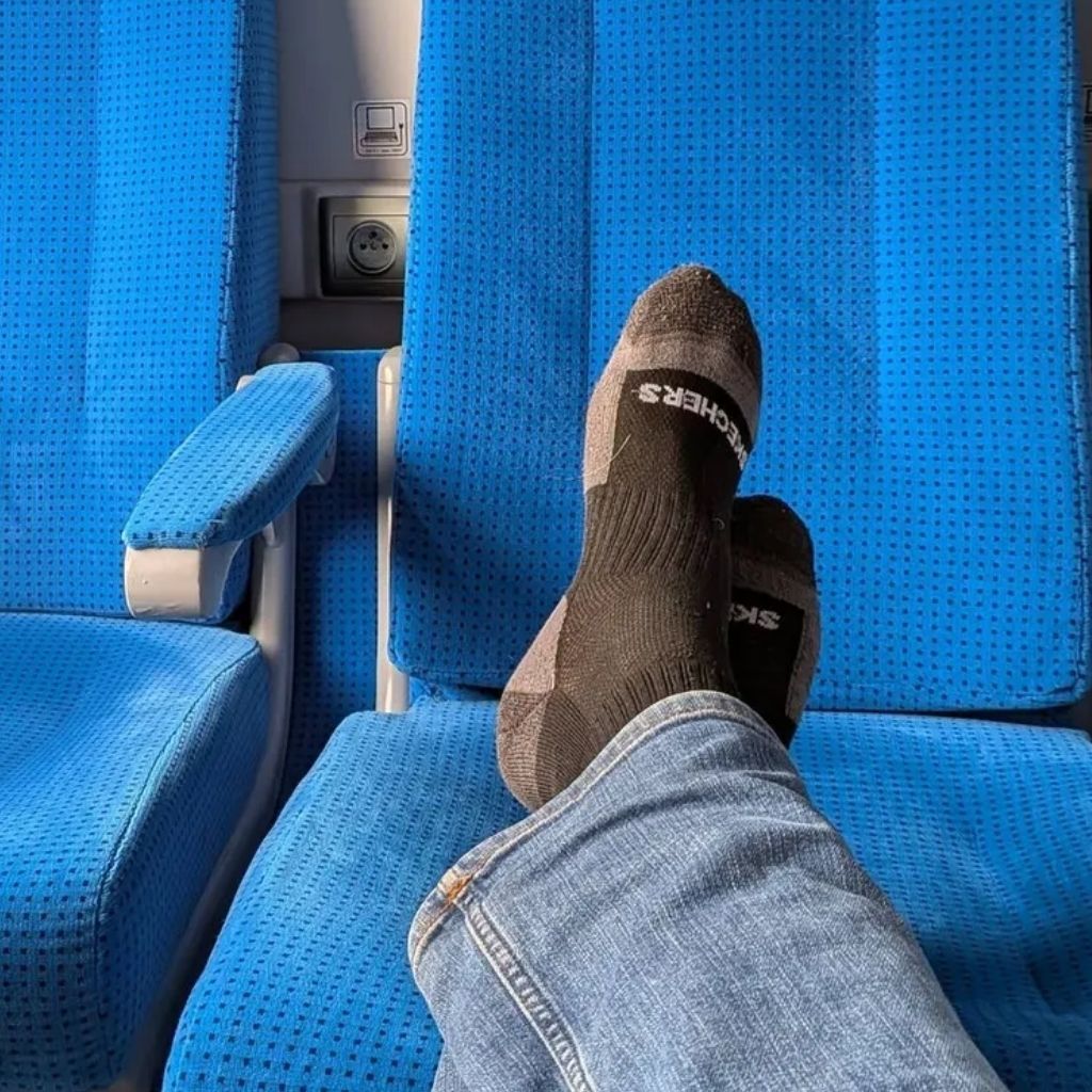 Znany polski aktor ściągnął buty w pociągu. Pasażerowie byli oburzeni