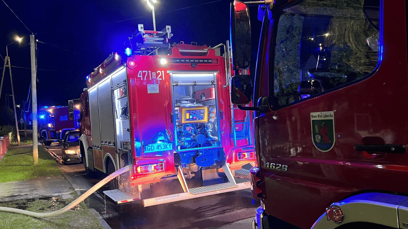 13 jednostek straży walczy z ogniem. Płonie wędzarnia