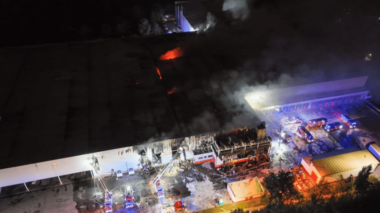 Ogromny pożar, kłęby dymu widać z daleka. W akcji ponad 170 strażaków, trzeba było ewakuować ludzi