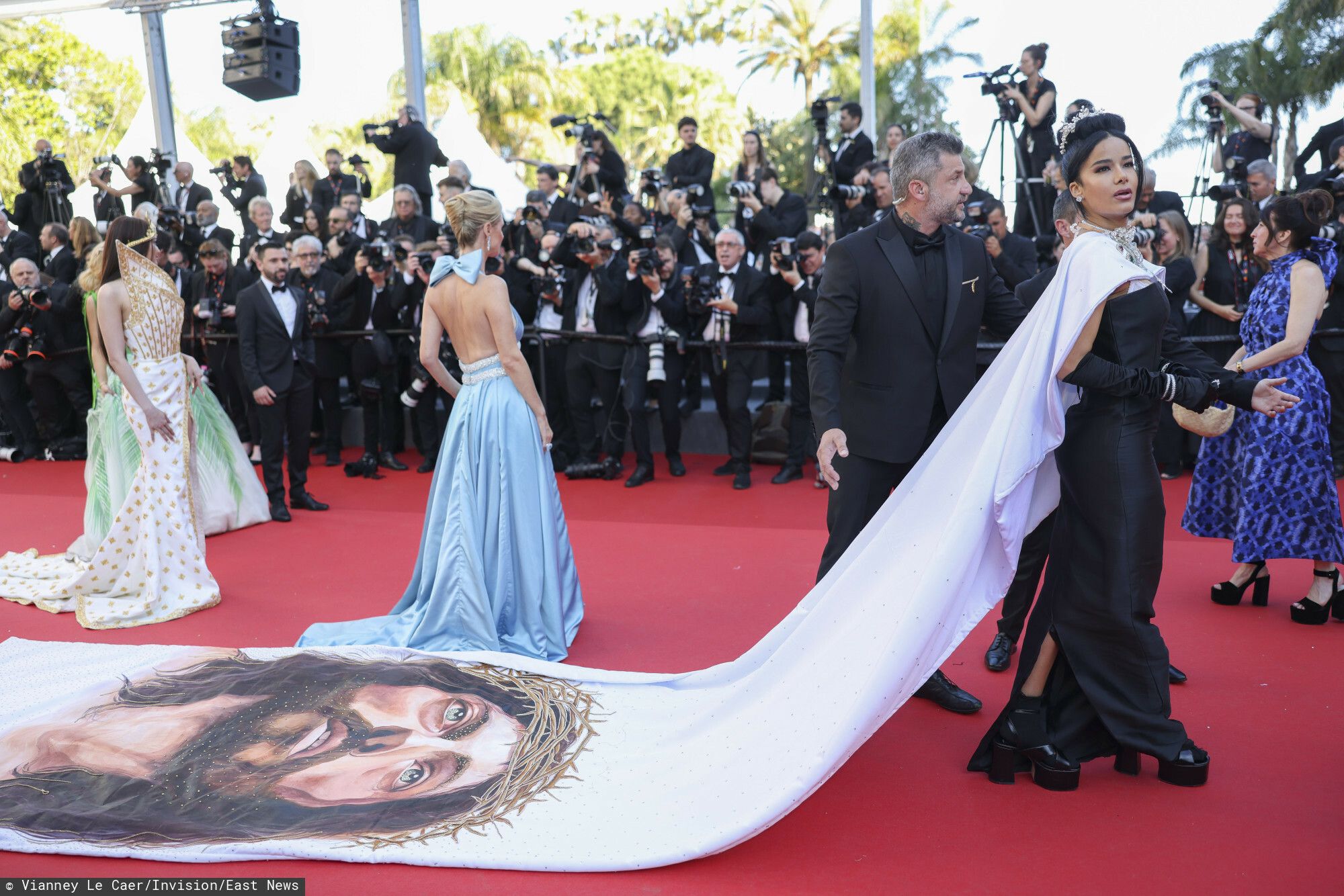 Suknia z Jezusem Chrystusem na festiwalu w Cannes 2024, fot. EastNews