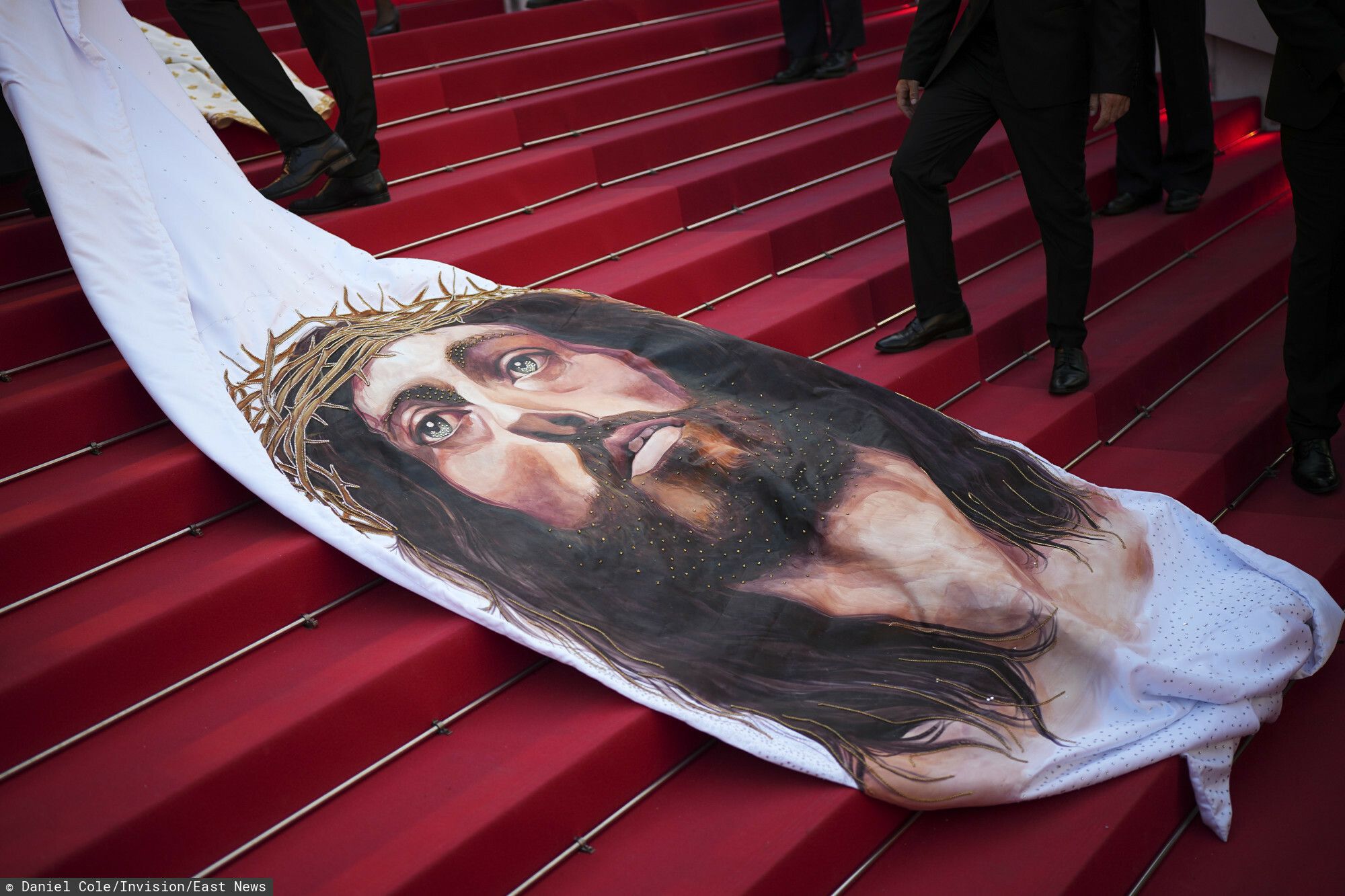 Suknia z Jezusem Chrystusem na festiwalu w Cannes 2024, fot. EastNews