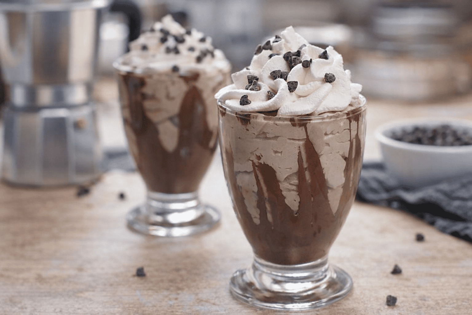 Sylwestrowy deser w pucharkach – krem z Nutellą, kawą i śmietaną (3 składniki)