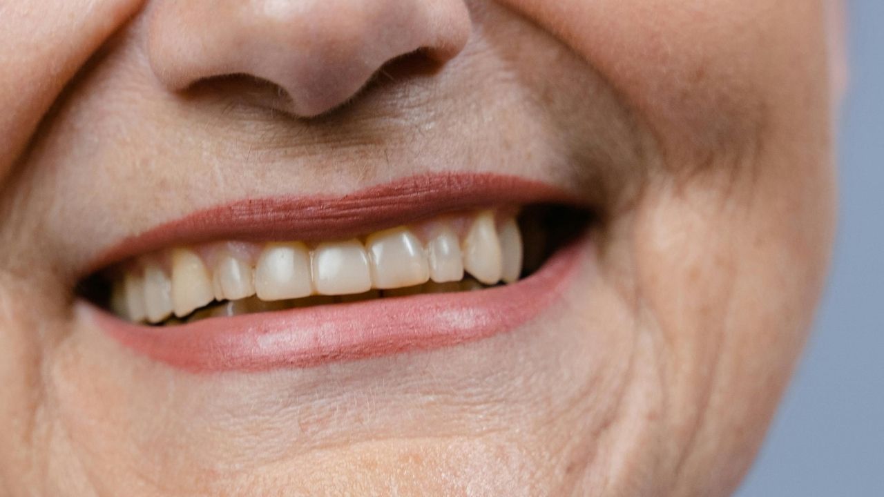 Sposób z PRL na białe zęby wciąż popularny. Dlaczego lekarze biją na alarm? 