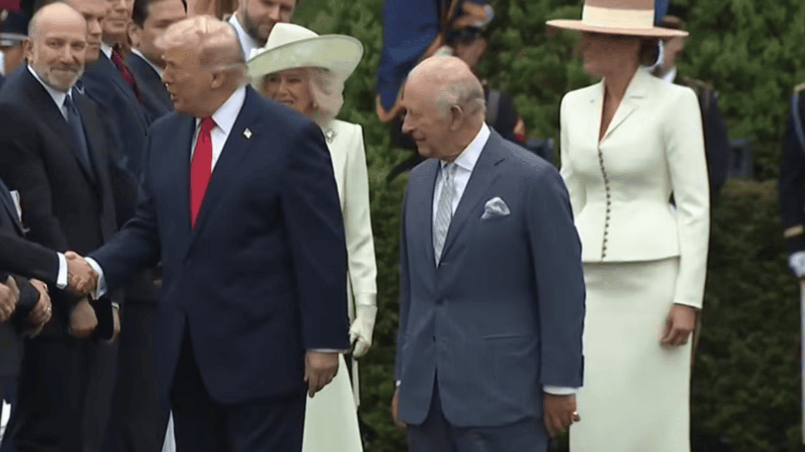 Wystarczyło, że Trump otworzył buzię, a król Karol i Camilla zaczęli się śmiać. Ale wypalił!