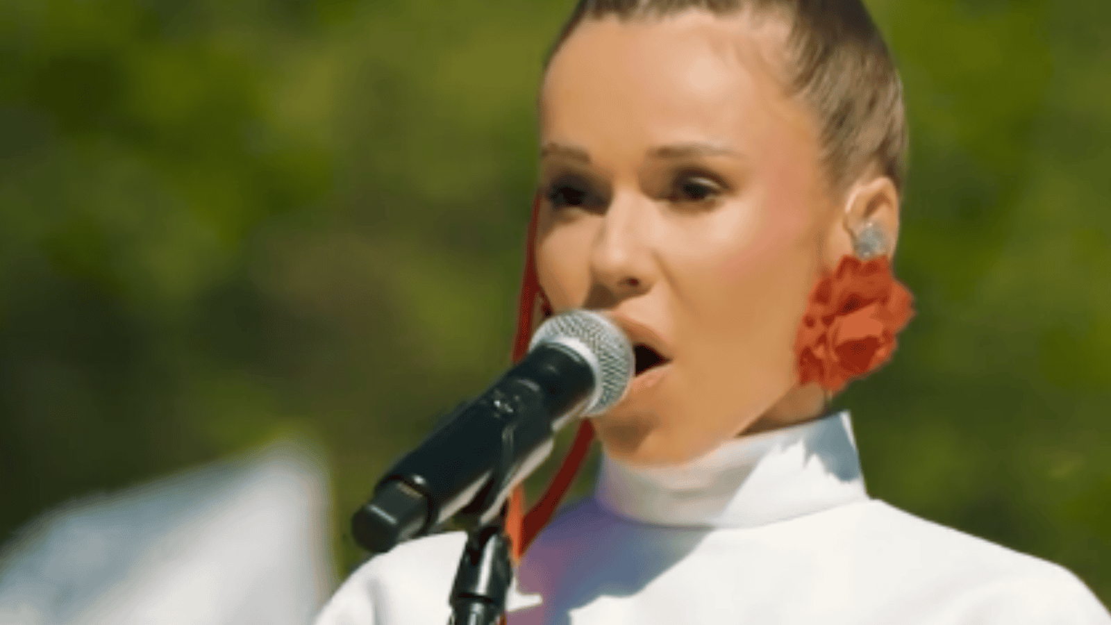 Doda zaśpiewała hymn w czasie Dnia Flagi i się zaczęło. Niesamowite, na co zwrócili uwagę trenerzy wokalni
