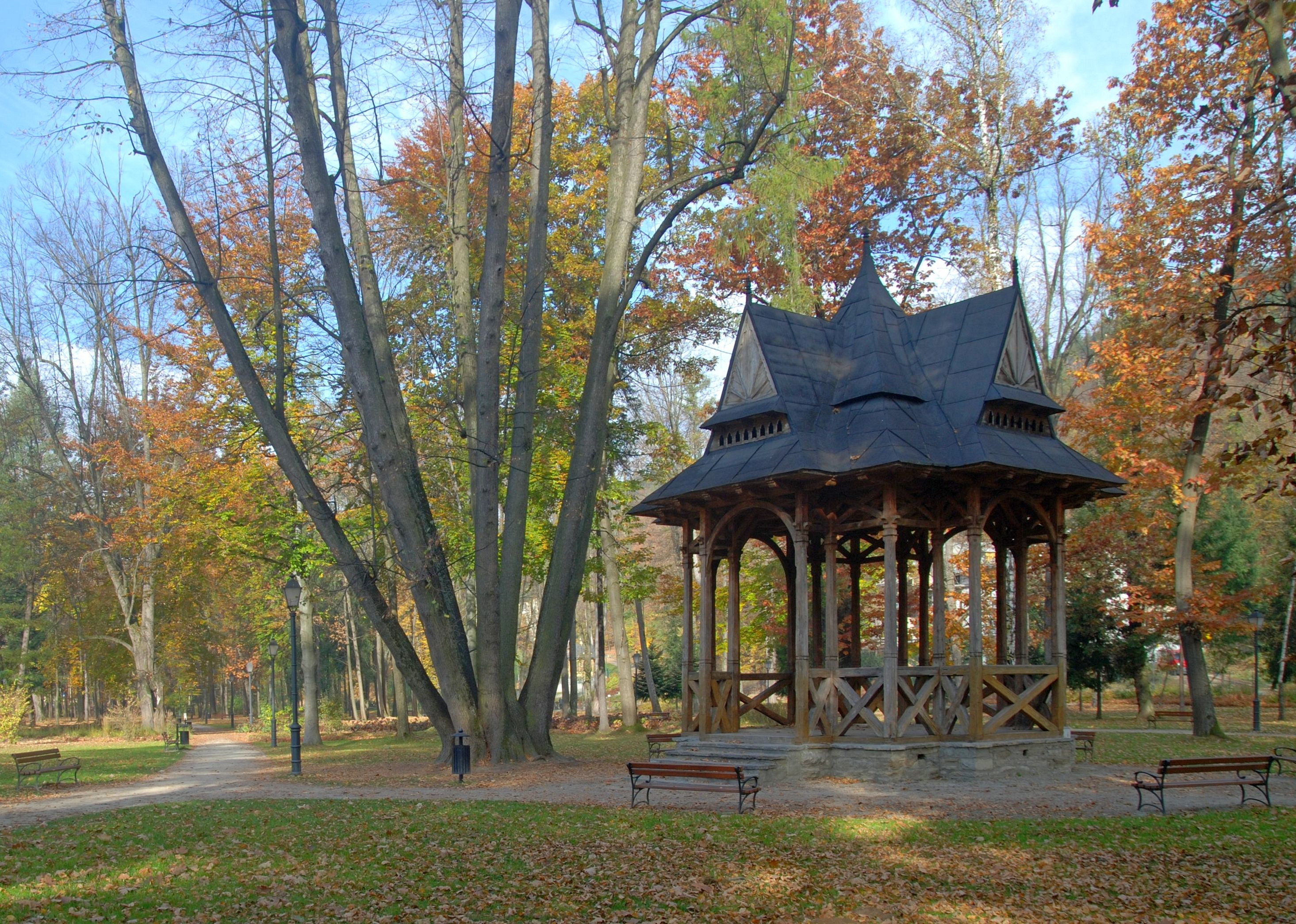 Szczawnica,_Park_Dolny,_altana_muzyczna_(HB6).jpg