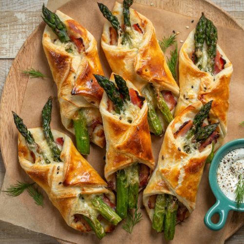 Weź ciasto francuskie, szparagi i ser. To najlepsza przekąska w maju