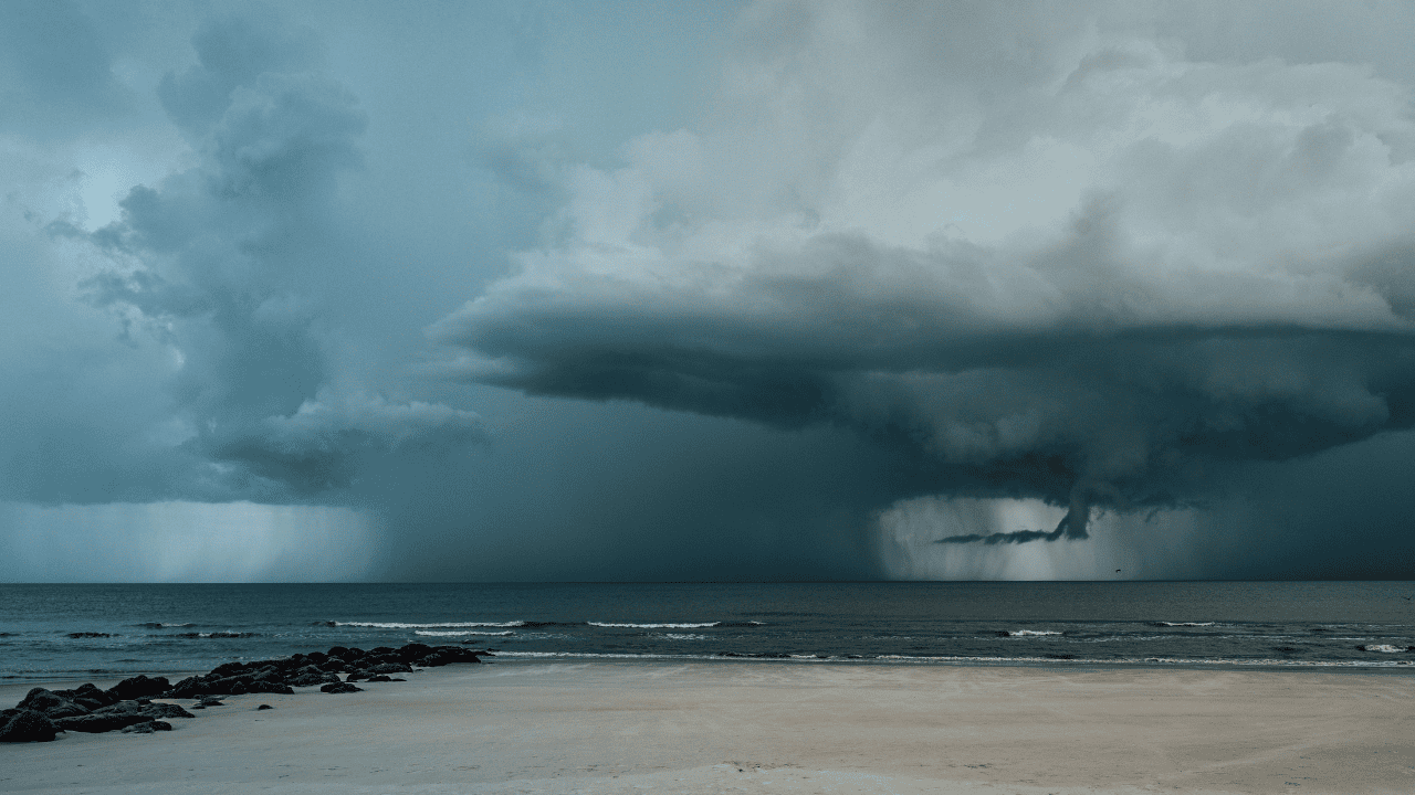 Potężny huragan uderzy lada chwila. MSZ apeluje do Polaków