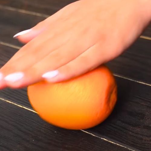 Sztuczka kuchenna przy obieraniu pomarańczy.jpg
