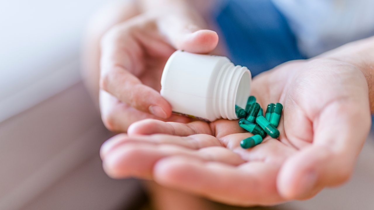 Pilny alarm GIF. Popularny lek znika z aptek, stwarza zagrożenie dla zdrowia