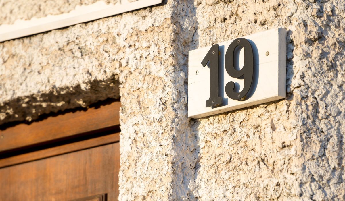 tabliczka z numerem domu