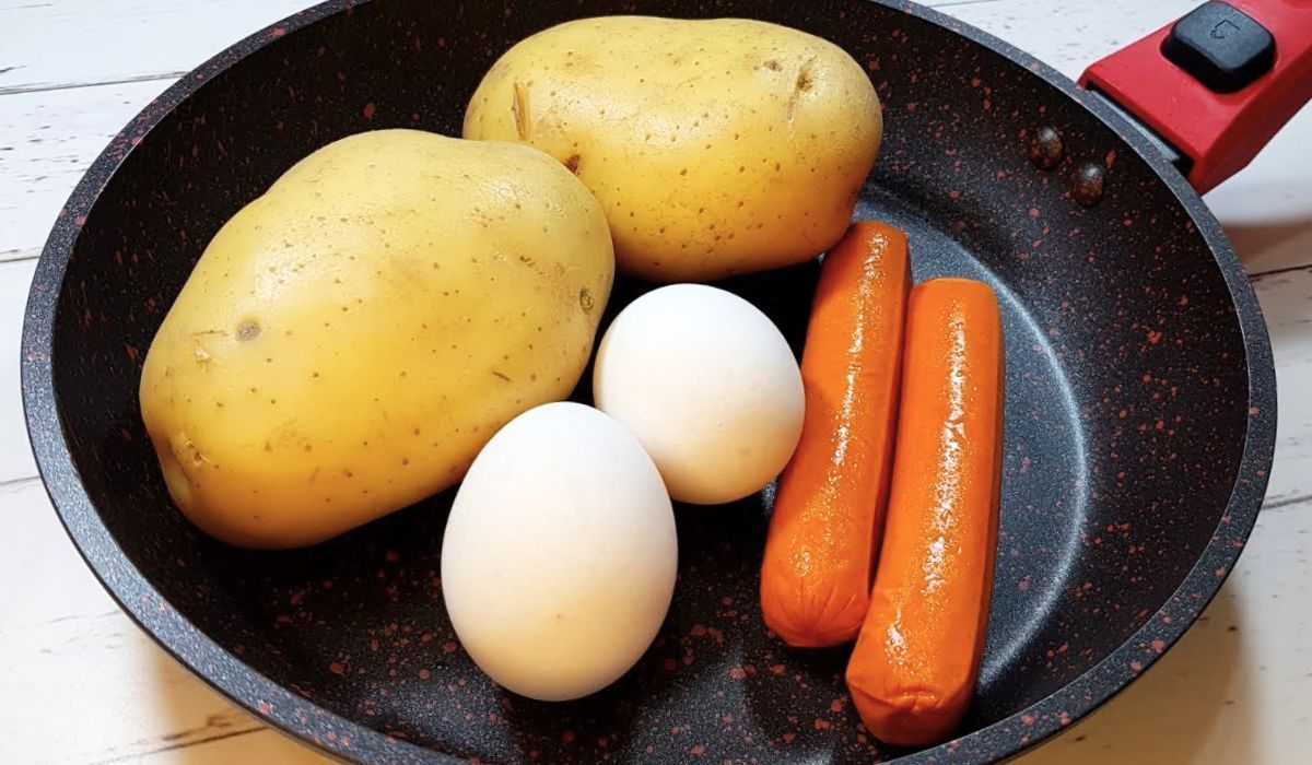 Tani obiad z ziemniakami, jajkami i parówkami