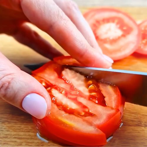 Tani obiad z ziemniakami wymaga dodania pomidora.jpg