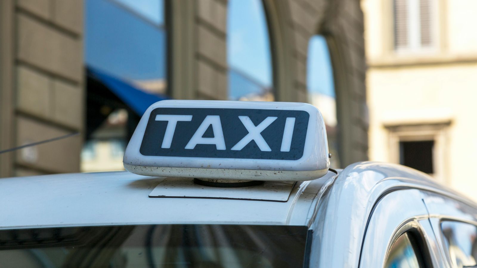 Wypadek podczas przejazdu Uberem lub Boltem. Mało kto wie, kto wypłaca odszkodowanie. Prawnik wyjaśnia