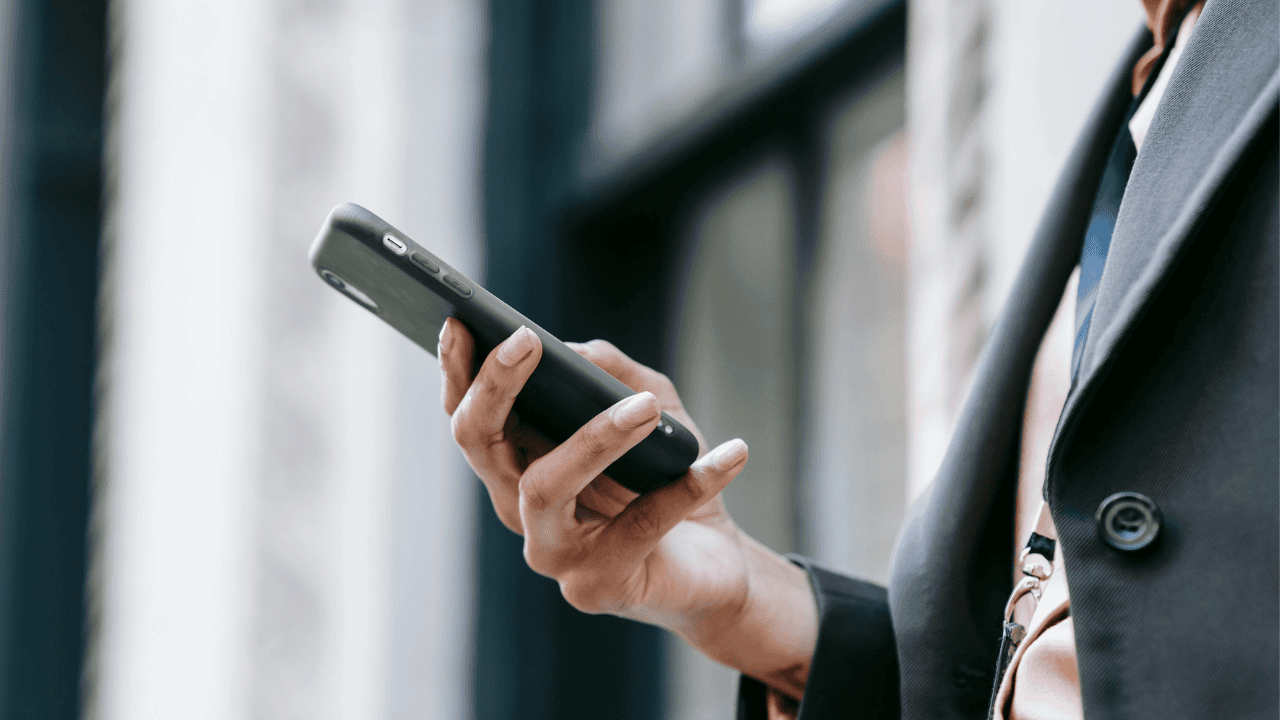 Telefon w dłoni