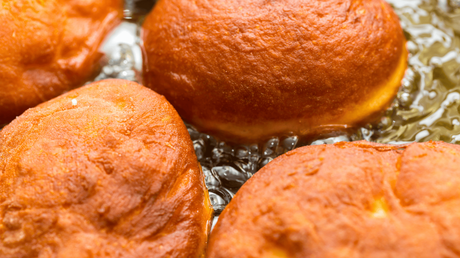 Nigdy nie smaż pączków na tym tłuszczu. Wchłoną go jak gąbka. Dietetyk ostrzega