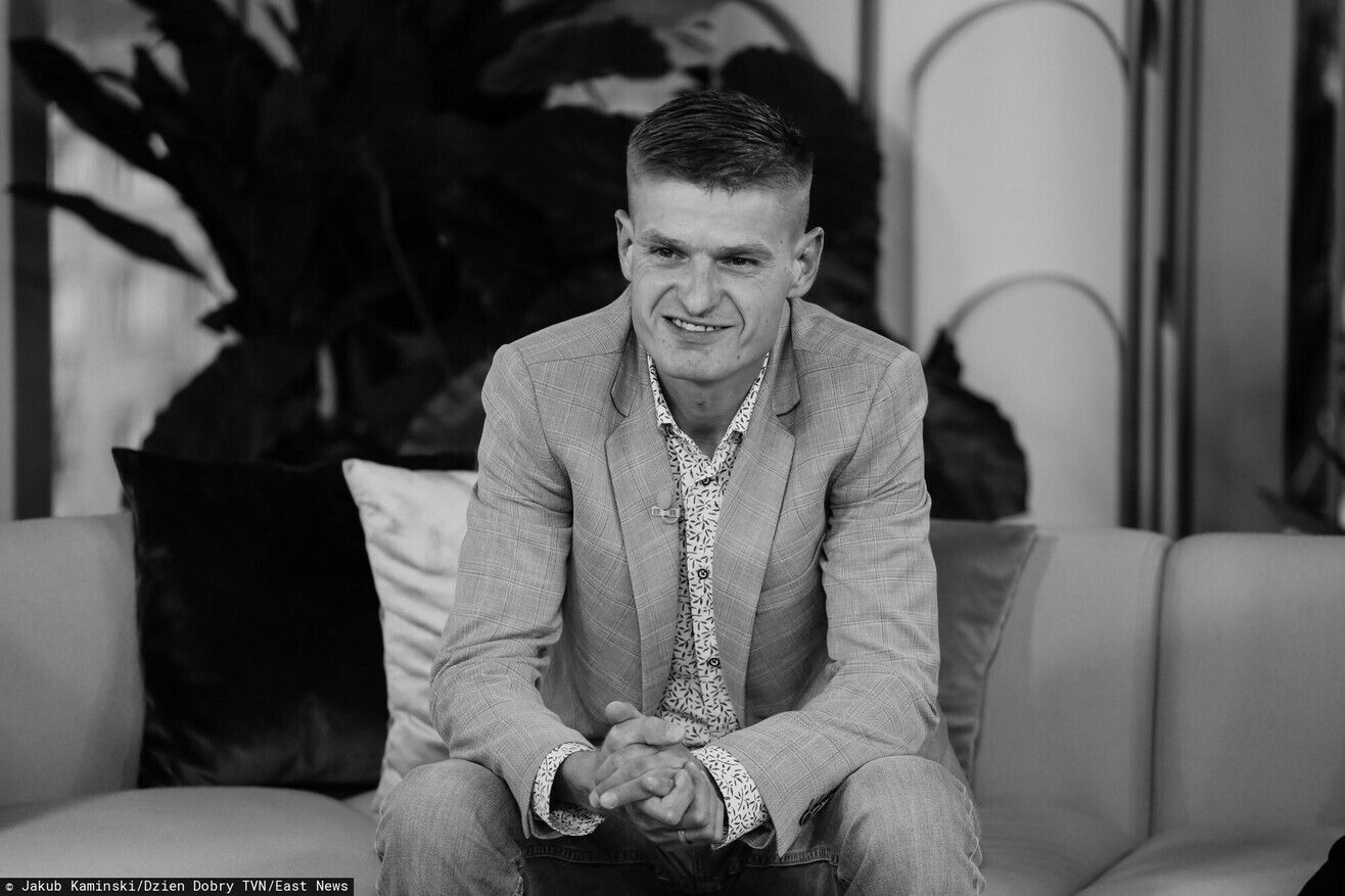 Tak teraz wygląda grób Tomasza Komendy. W oczy rzuca się jeden znicz. Ktoś coś na nim napisał