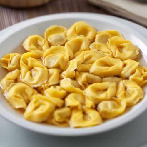 Tortellini podane w głębokim talerzu