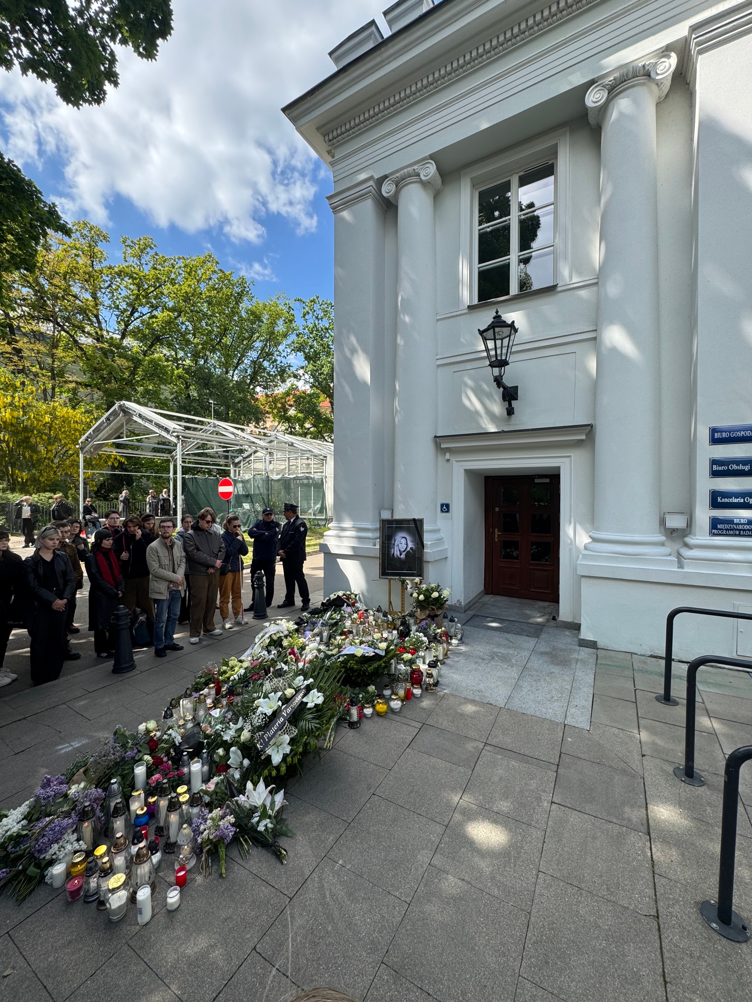 Poruszające sceny przed UW. Zdjęcie portierki, znicze, morze kwiatów i przerażająca cisza