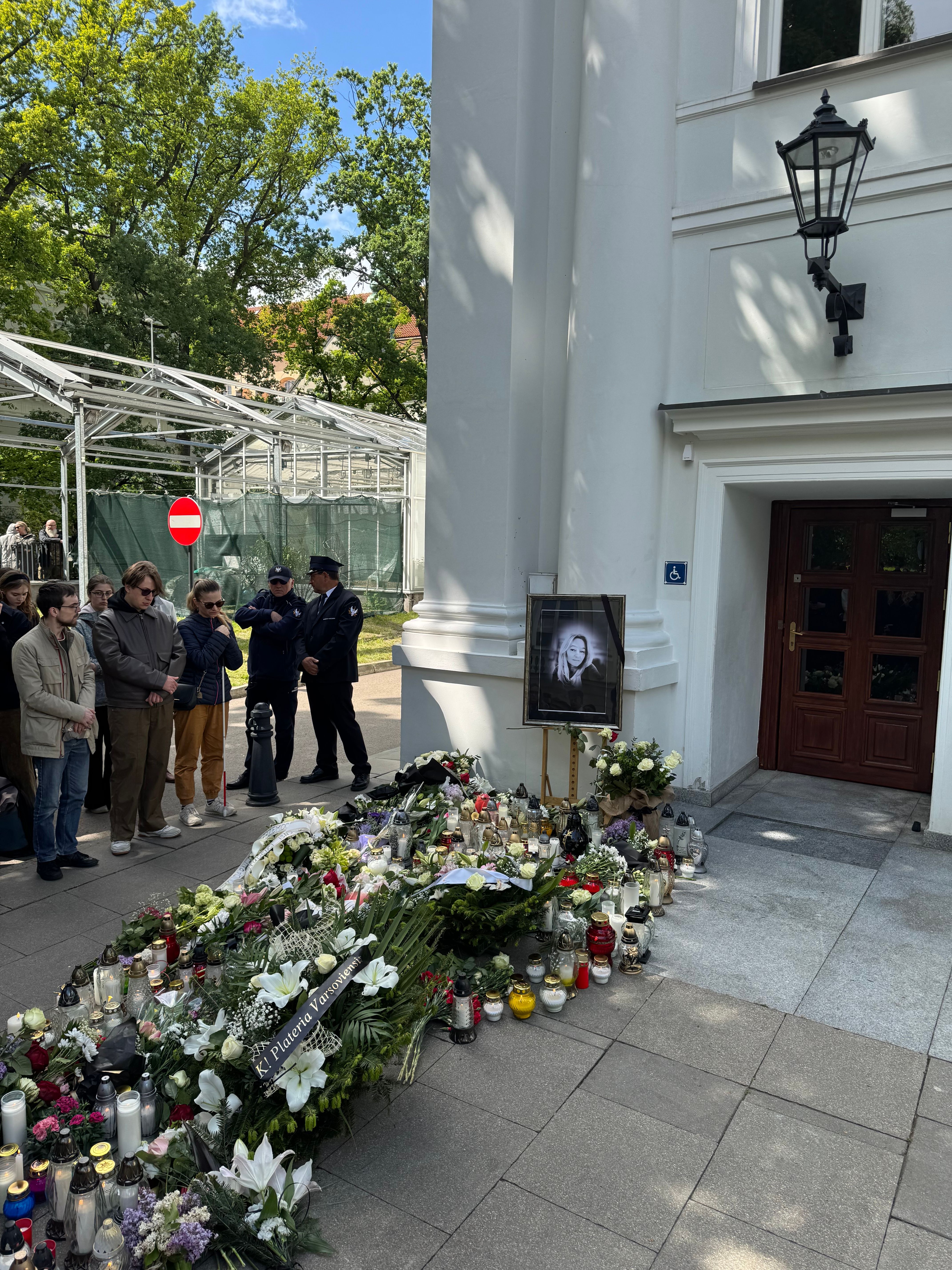 Poruszające sceny przed UW. Zdjęcie portierki, znicze, morze kwiatów i przerażająca cisza